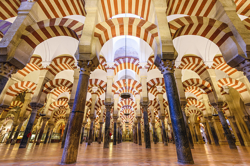 Interior de la Mezquita-Catedral de Córdoba, con sus famosos arcos rojos y blancos